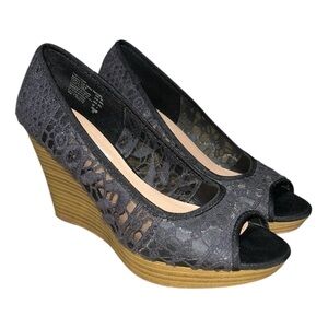 American Eagle Black Lace Peep Toe Pump 4”Heeled Wedges Size 8.5